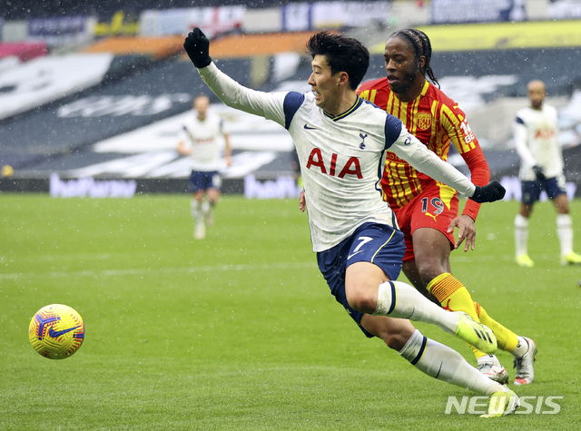 [런던=AP/뉴시스]토트넘 손흥민(오른쪽)이 7일(현지시간) 영국 런던의 토트넘 홋스퍼 스타디움에서 열린 웨스트 브로미치 앨비언(WBA)과의 2020-2021 잉글랜드 프리미어리그(EPL) 23라운드에 선발 출전해 경기하고 있다.손흥민은 후반 13분 팀의 두 번째 골을 넣어 팀의 2-0 승리를 이끌었으며&nbsp; 선제골을 넣은 해리 케인과 함께 리그 13호 골을 기록해 득점 부문 공동 2위에 올랐다. 2021.02.08.