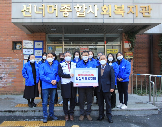 [전주=뉴시스]윤난슬 기자 = 대한적십자사 전북지사는 전주상공회의소에서 설 명절을 맞아 기탁한 온누리상품권을 도내 복지시설 5곳에 전달했다고 8일 밝혔다.(사진=대한적십자사 전북지사 제공) *재판매 및 DB 금지