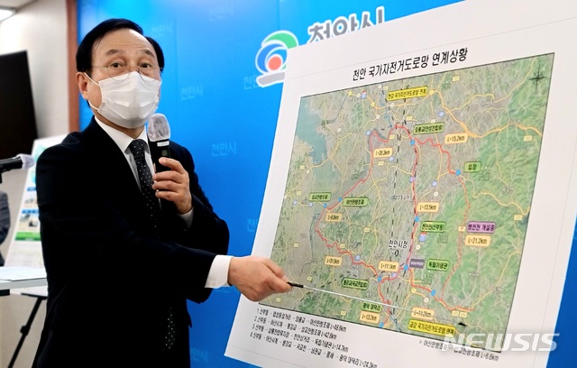 [천안=뉴시스]이종익 기자 = 박상돈 충남 천안시장이 8일 오전 시청사 브리핑실에서 '천안형 자전거 둘레길 100리' 조성계획을 설명하고 있다.&nbsp; 2021.02.08. 007news@newsis.com