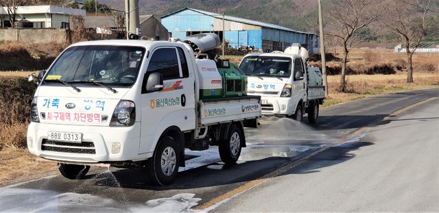[울산=뉴시스] 방역 차량을 동원해 조류인플루엔자(AI)를 방역하는 모습. (사진=뉴시스 DB). photo@newsis.com *재판매 및 DB 금지
