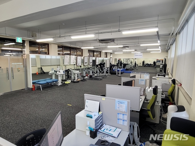 [수원=뉴시스]경기대학교 수원캠퍼스 성신관에 설치된 국민체력100 수원체력인증센터 체력측정실 내부.(수원시 제공)