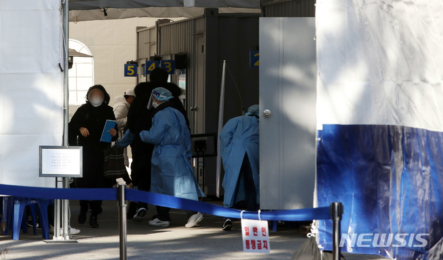 [서울=뉴시스]박주성 기자 = 코로나19 신규 확진자가 77일만에 200명대로 내려간 8일 오전 서울 영등포보건소 내 선별진료소에서 의료진이 분주하게 움직이고 있다. 2021.02.08. park7691@newsis.com 