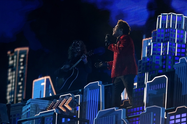 [서울=AP/뉴시스] 8일(현지시간) 미국 플로리다주 탬파 레이먼드 제임스 스타디움에서 펼쳐진 '제55회 슈퍼볼' 하프타임 쇼에서 공연한 위켄드.