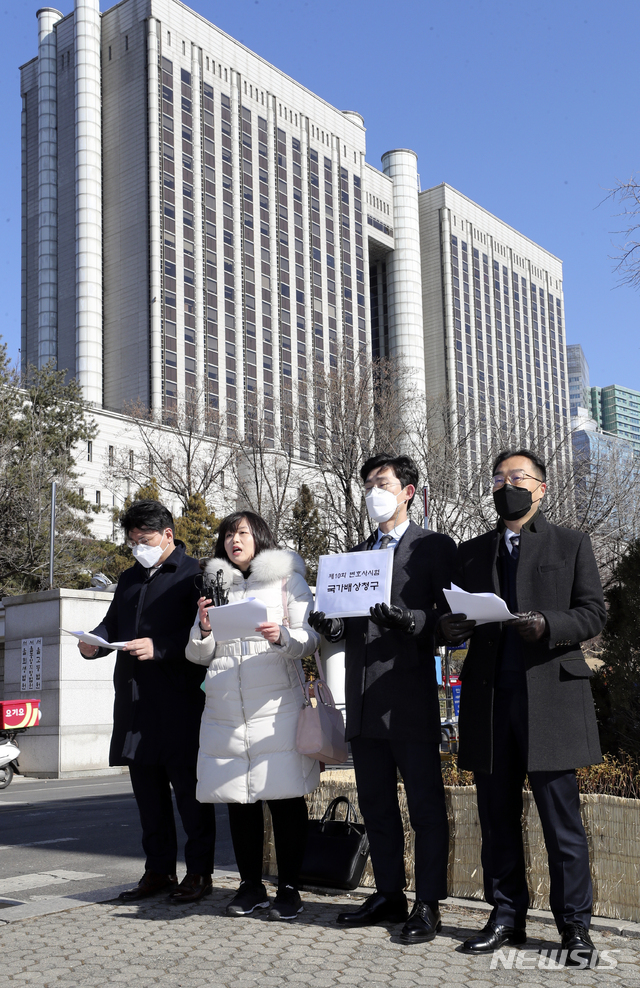 [서울=뉴시스]최진석 기자 = 제10회 변호사시험 국가배상청구소송 대리인단 방효경(왼쪽 두번쨰) 변호사가 8일 오전 서울 서초구 서울중앙지방법원 앞에서 제10회 변호사시험 국가배상청구 기자회견을 하고 있다. 2021.02.08. myjs@newsis.com