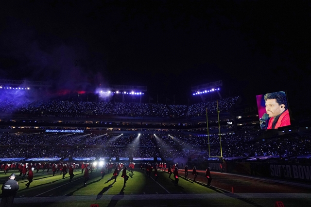 [서울=AP/뉴시스] 8일(현지시간) 미국 플로리다주 탬파 레이먼드 제임스 스타디움에서 펼쳐진 '제55회 슈퍼볼' 하프타임 쇼에서 공연한 위켄드. 