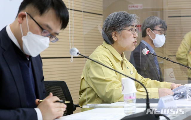 [청주=뉴시스]강종민 기자 = 정은경 질병관리청장과 남재환 가톨릭대 의생명과학과 교수(왼쪽), 최원석 안산병원 감염내과 교수가 8일 오후 충북 청주 질병청에서 열린 신종 코로나바이러스 감염증 특집 브리핑에서 코로나19 백신 예방접종에 대한 국민들의 질문에 답변하고 있다. 2021.02.08.  ppkjm@newsis.com