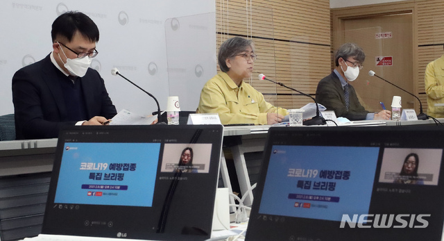 [청주=뉴시스]강종민 기자 = 정은경 질병관리청장과 남재환 가톨릭대 의생명과학과 교수, 최원석 안산병원 감염내과 교수가 8일 오후 충북 청주 질병청에서 열린 신종 코로나바이러스 감염증 특집 브리핑에서 코로나19 백신 예방접종에 대한 국민들의 질문에 답변하고 있다. 2021.02.08.&nbsp; ppkjm@newsis.com
