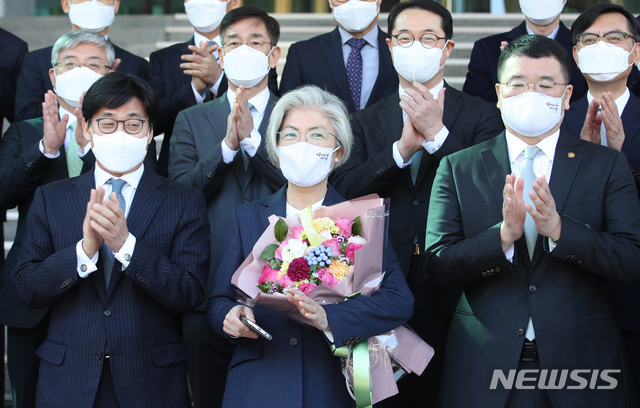 [서울=뉴시스]김명원 기자 = 강경화 외교부 장관이 올해 2월8일 서울 종로구 외교부에서 직원들과 퇴임 기념촬영을 하고 있다. 2021.02.08. kmx1105@newsis.com
