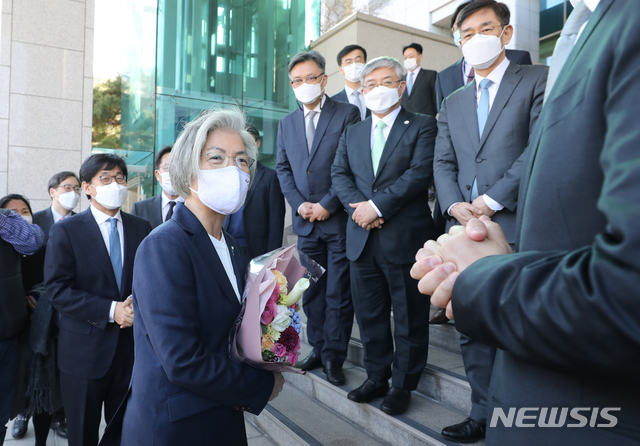 [서울=뉴시스]김명원 기자 = 문재인 정부 최장수 장관인 강경화 외교부 장관이 8일 서울 종로구 외교부에서 직원들과 퇴임 기념촬영을 마친후 인사하고 있다.  2021.02.08. kmx1105@newsis.com