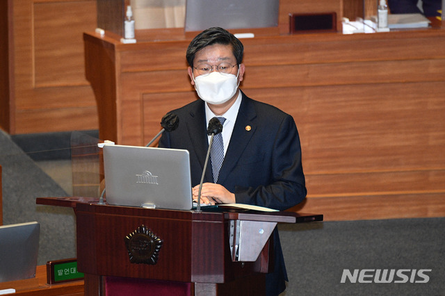 [서울=뉴시스]전진환 기자 = 전해철 행정안전부 장관이  8일 오후 서울 여의도 국회에서 열린 교육·사회·문화에 관한 대정부질문에 출석해 이광재 더불어민주당 의원의 질의에 답변하고 있다. (공동취재사진) 2021.02.08. photo@newsis.com