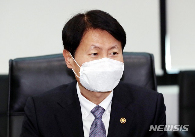 [인천=뉴시스]사진공동취재단 = 김강립 식품의약품안전처장이 8일 오후 인천시 연수구 셀트리온 제2공장에서 열린 '신종 코로나바이러스 감염증(코로나19) 항체치료제 생산 현장 점검'에서 참석자들에게 인사말을 하고 있다. 2021.02.08. photo@newsis.com