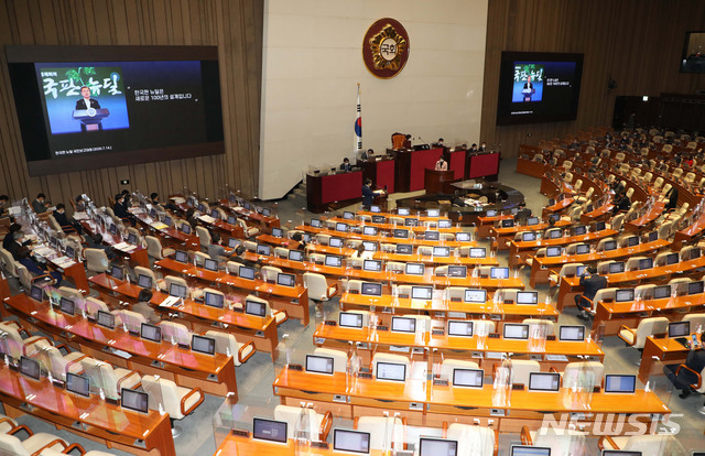 [서울=뉴시스]김진아 기자 = 8일 오후 서울 여의도 국회에서 열린 본회의 교육·사회·문화에 관한 대정부질문에서 이영 국민의힘 의원이 정세균 국무총리에게  한국판 뉴딜사업과 관련한 질문을 하고 있다. (공동취재사진) 2021.02.08. photo@newsis.com