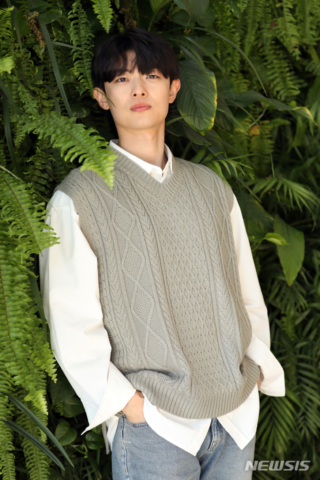 [서울=뉴시스]이윤청 기자 = 배우 정원창이 지난 8일 서울 중구 남산스퀘어 빌딩에서 뉴시스와의 인터뷰에 앞서 포즈를 취하고 있다. 2021.02.08. radiohead@newsis.com