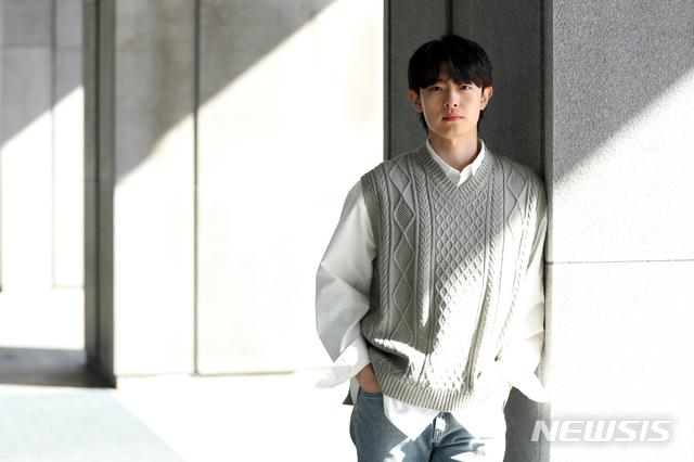 [서울=뉴시스]이윤청 기자 = 배우 정원창이 지난 8일 서울 중구 남산스퀘어 빌딩에서 뉴시스와의 인터뷰에 앞서 포즈를 취하고 있다. 2021.02.08. radiohead@newsis.com