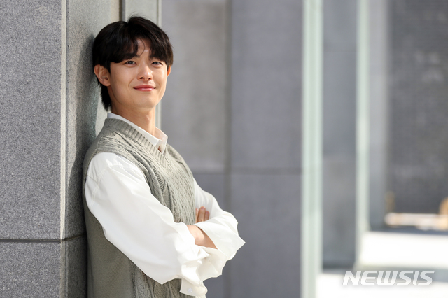 [서울=뉴시스]이윤청 기자 = 배우 정원창이 지난 8일 서울 중구 남산스퀘어 빌딩에서 뉴시스와의 인터뷰에 앞서 포즈를 취하고 있다. 2021.02.08. radiohead@newsis.com