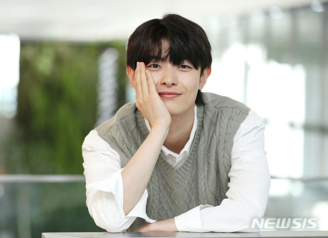 [서울=뉴시스]이윤청 기자 = 배우 정원창이 지난 8일 서울 중구 남산스퀘어 빌딩에서 뉴시스와의 인터뷰에 앞서 포즈를 취하고 있다. 2021.02.08. radiohead@newsis.com