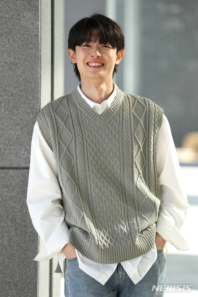 [서울=뉴시스]이윤청 기자 = 배우 정원창이 지난 8일 서울 중구 남산스퀘어 빌딩에서 뉴시스와의 인터뷰에 앞서 포즈를 취하고 있다. 2021.02.08. radiohead@newsis.com