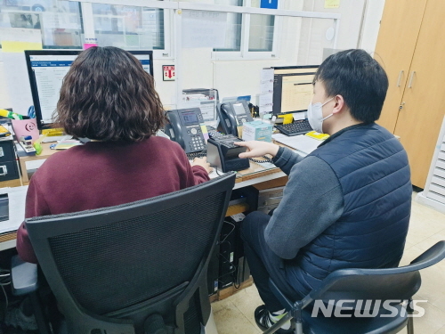 [서울=뉴시스] 서울 강북구 번3동 주민센터 지문스캐너 설치 모습. (사진=강북구 제공) 2021.02.09. photo@newsis.com 