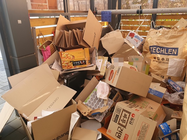 [울산=뉴시스] 구미현 기자 = 설 연휴를 하루 앞둔 10일 울산시 북구의 한 아파트 분리수거장에 재활용품들로 가득하다. 2021.02.10. gorgeouskoo@newsis.com *재판매 및 DB 금지