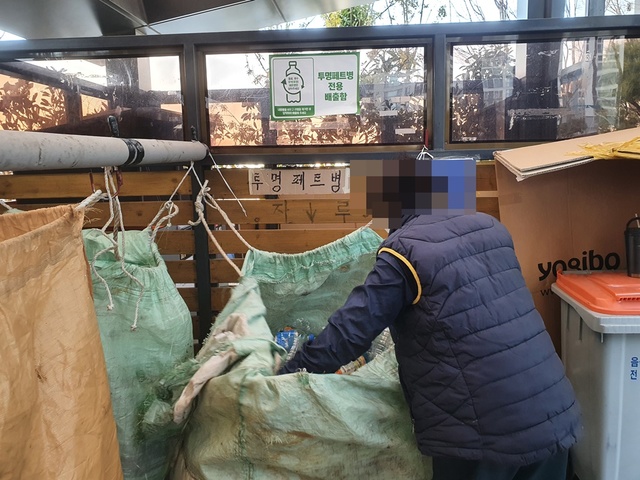 [울산=뉴시스] 구미현 기자 = 설 연휴를 하루 앞둔 10일 울산시 북구의 한 아파트 분리수거장에서 60대 청소 노동자가 재활용품을 정리하고 있다. 2021.02.10. gorgeouskoo@newsis.com *재판매 및 DB 금지