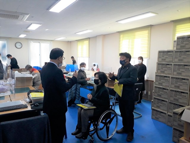 충남도의회 복지환경위원회 위원들이 장애인복지관을 찾아 시설 현황을 점검하고 있다 *재판매 및 DB 금지