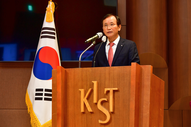 [서울=뉴시스] KIST 윤석진 원장이 9일 서울 성북구 KIST 본원에서 개최된 KIST 제55주년 개원기념식에서 기념사를 하고 있다.