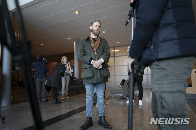 [고텐버그=AP/뉴시스]지난 2021년 2월 8일, 감독 에버트손이 법원 판결에 대해 기자들과 얘기를 하고 있는 모습이다. 2022.09.06.