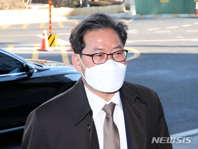 [서울=뉴시스] 일명 '윤석열 사단'과 대립하며 대표적인 '추미애 라인' 중 한 명으로 손꼽혔던 심재철(54·사법연수원 27기) 법무연수원 연구위원(검사장)이 사의를 밝혔다. 사진은 지난 2021년 2월9일 서울 양천구 서울남부지검에 출근하는 심 검사장. (사진=뉴시스DB) 2021.02.09 photo@newsis.com