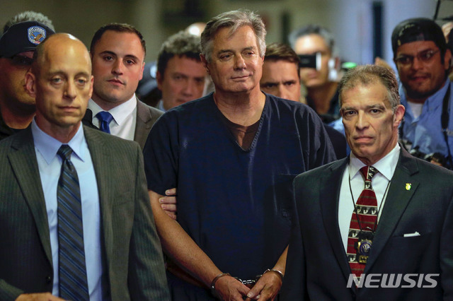 [뉴욕=AP/뉴시스] 2016년 대선 당시 도널드 트럼프 선거캠프의 선대본부장을 맡았던 폴 매너포트에 대한 자산압류를 중단한다고 26일(현지시간) 미 검찰은 발표했다. 사진은 2019년 6월 뉴욕 법원에 출석한 매너포트의 사진. 2021.02.27.