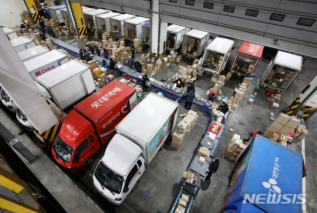 [서울=뉴시스] 홍효식 기자 = 서울 송파구 복합물류센터에서 택배 노동자들이 분류작업을 있다. 2021.02.09. yesphoto@newsis.com 이 사진은 기사 내용과 직접적 관련 없음