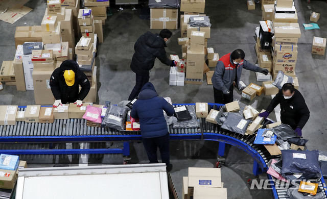 [서울=뉴시스]홍효식 기자 = 설 명절을 사흘 앞둔 지난달 9일 오전 서울 송파구 복합물류센터에서 택배 노동자들이 분류작업을 있다. 2021.02.09. yesphoto@newsis.com