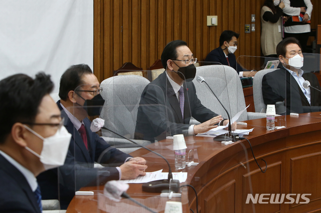 [서울=뉴시스]최동준 기자 = 국민의힘 주호영 원내대표가 9일 서울 여의도 국회에서 열린 원내대책회의에서 발언하고 있다. (공동취재사진) 2021.02.09. photo@newsis.com