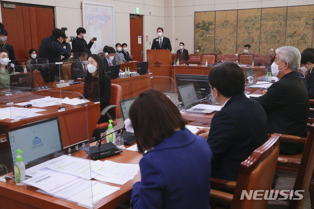 [서울=뉴시스]전진환 기자 = 황희 문화체육관광부 장관 후보자가 9일 오전 서울 여의도 국회에서 열린 인사청문회에서 모두발언을 하고 있다. (공동취재사진) 2021.02.09. photo@newsis.com