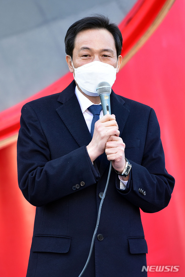 [서울=뉴시스]국회사진기자단 = 서울시장 보궐선거에 출마한 더불어민주당 우상호 예비후보가 9일 오전 서울 서대문구 신촌 유플렉스 빨간 잠망경 앞에서 '더청년과 함께하는 정책소통' 간담회를 갖고 있다. 2021.02.09. photo@newsis.com