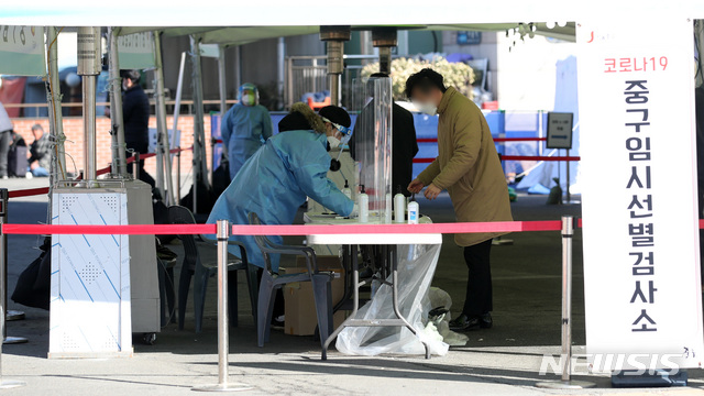 [서울=뉴시스]김선웅 기자 = 서울역 광장에 설치된 신종 코로나바이러스 감염증(코로나19) 중구 임시 선별검사소가 한산한 모습이다. 2021.02.09. mangusta@newsis.com