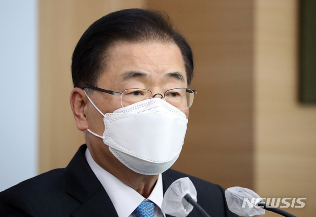 [서울=뉴시스]김명원 기자 = 정의용 외교부 장관이 9일 서울 종로구 외교부 브리핑실에서 기자단 상견례를 하고 있다. (공동취재사진) 2021.02.09. photo@newsis.com