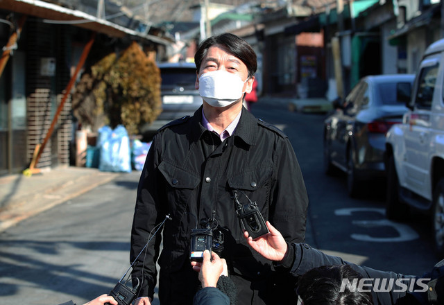 [서울=뉴시스]국회사진기자단 = 국민의당 안철수 대표가  9일 서울 중계동 백사마을 재개발 현장을 방문해 주택 문제 등에 대해 발언하고 있다. 2021.02.09. photo@newsis.com