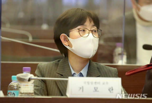 [서울=뉴시스]김선웅 기자 = 기모란 국립암센터 교수가 지난 2월9일 오후 서울 중구 대한상공회의소에서 열린 사회적 거리두기 체계 개편을 위한 2차 공개토론회에 참석해 자리하고 있다. 2021.02.09. mangusta@newsis.com