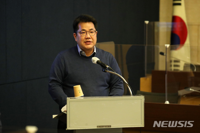 [서울=뉴시스]김선웅 기자 = 손영래 중앙사고수습본부 사회전략반장이 9일 오후 서울 중구 대한상공회의소에서 열린 사회적 거리두기 체계 개편을 위한 2차 공개토론회에서 강도태 2차관의 인사말을 대독하고 있다. 2021.02.09. mangusta@newsis.com