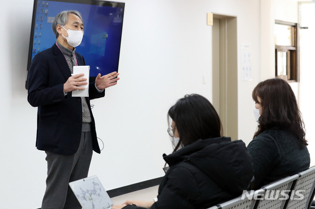 [서울=뉴시스]사진공동취재단 = 오명돈 중앙예방접종센터장이 9일 서울 중구 국립중앙의료원 중앙예방접종센터에서 진행된 코로나19 백신 접종 모의훈련에서 취재진 질문에 답하고 있다. 2021.02.09. photo@newsis.com