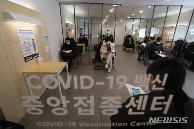 [서울=뉴시스]사진공동취재단 = 9일 서울 중구 국립중앙의료원 중앙예방접종센터에서 진행된 코로나19 백신 접종 모의훈련에서 백신 접종을 마친 참가자들이 관찰실에서 대기하고 있다. 2021.02.09. photo@newsis.com