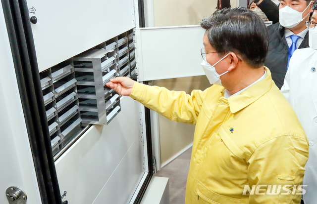 [광주=뉴시스] 전해철 행정안전부 장관이 지난 9일 오후 광주 동구 지산동 조선대학교 해오름관 광주이스포츠경기장에 설치되고 있는 신종 코로나바이러스 감염증(코로나19) 백신 호남권역예방접종센터 백신보관 초저온 냉동고를 점검하고 있다. (사진= 뉴시스 DB) photo@newsis.com