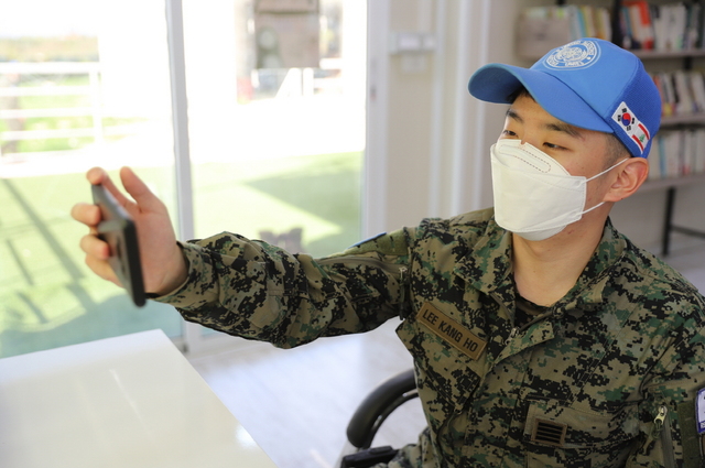 [서울=뉴시스] 동명부대 이강호 병장이 가족들과 영상통화를 실시하고 있다. 2021.02.12. (사진=합참 제공) *재판매 및 DB 금지