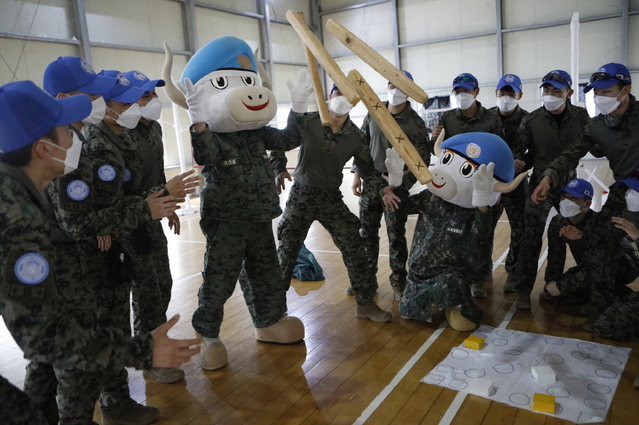 [서울=뉴시스] 한빛부대 장병들이 ‘설날’을 맞이하여 윷놀이를 하고 있다. 2021.02.12. (사진=합참 제공) *재판매 및 DB 금지