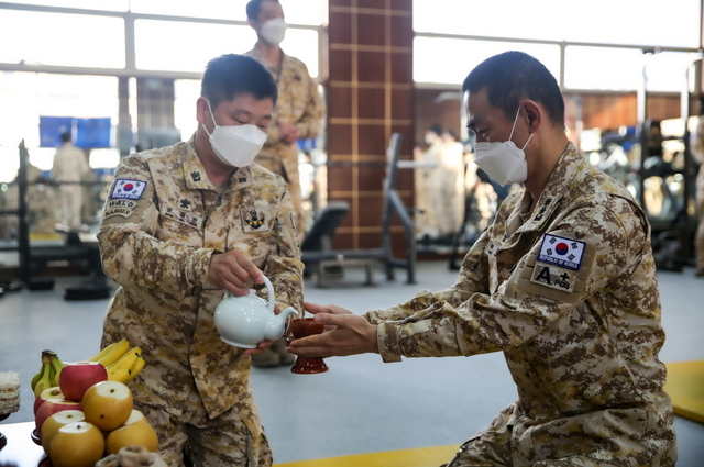[서울=뉴시스] 아크부대 장병들이 ‘설날’을 맞이하여 합동차례를 지내고 있다. 2021.02.12. (사진=합참 제공) *재판매 및 DB 금지