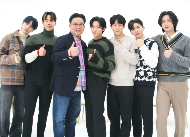 [서울=뉴시스] 몬스타엑스·서경덕 교수. 2021.02.10. (사진 = 성신여대 교양학부 서경덕 교수 연구팀 제공) photo@newsis.com 