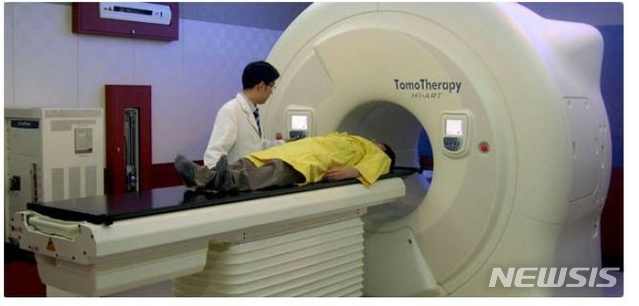 [서울=뉴시스] 수술보다 상대적으로 덜 알려진 방사선 치료의 장단점에 대해 알아두면 암 치료 방법을 결정하는 데 도움이 될 수 있다. (사진= 국립암센터 제공) photo@newsis.com