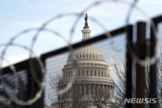  [워싱턴=AP/뉴시스]도널드 트럼프 전 미국 대통령에 대한 상원의 탄핵심판이 시작된 9일(현지시간) 워싱턴DC 국회의사당의 모습이 철조망 뒤로 보이고 있다. 2021.2.10. 