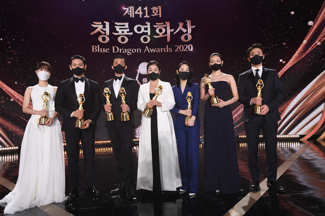 [서울=뉴시스]제41회 청룡영화상이 9일 인천파라다이스시티에서 열렸다.&nbsp; 인기스타상 정유미(왼쪽부터), 신인남우상 유태오, 남우주연상 유아인, 여우주연상 라미란, 신인여우상 강말금, 여우조연상 이솜, 남우조연상 박정민이 포즈를 취하고있다. (사진=스포츠조선 제공) 2021.02.10. photo@newsis.com *재판매 및 DB 금지