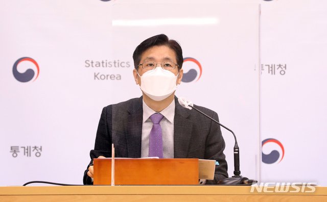 [세종=뉴시스]강종민 기자 = 정동명 통계청 사회통계국장이 10일 오전 정부세종청사에서 2021년 1월 고용동향을 발표하고 있다. 지난달 15~64세 고용률은 64.3%로 전년동월대비 2.4%p, 청년층(15~29세) 고용률은 41.1%로 2.9%p 하락한 것으로 나타났다. 또 취업자는 2581만 8000명으로 전년동월대비 98만 2000명 감소했다. 2021.02.10.&nbsp; ppkjm@newsis.com